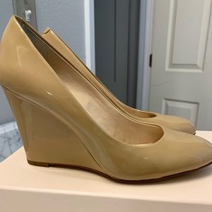 Banana republic nude patent leather wedges